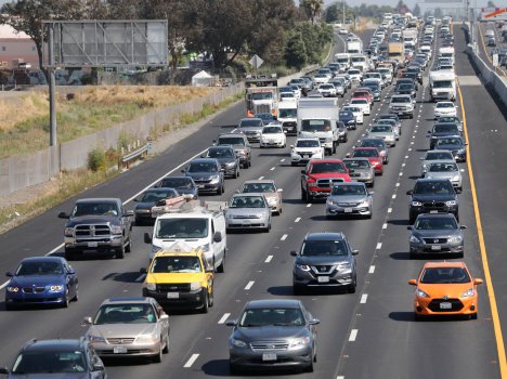 Porque las mujeres tienen más probabilidades que los hombres en transportarse por viajes compartidos?