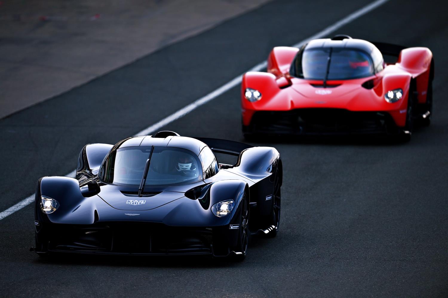 Dos pilotos de F1 prueban el Aston Martin Valkyrie