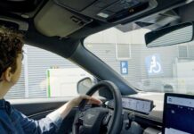 Ford ha desarrollado un prototipo de estación de carga robotizada para los conductores en situación de discapacidad