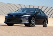Toyota Camry del 2023, el típico auto fiable y fácil de conducir