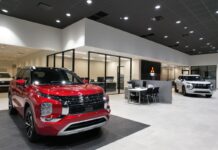 El programa de instalaciones de concesionarios de Mitsubishi alcanza un hito abriendo la 100th tienda actualizada de «identidad visual»