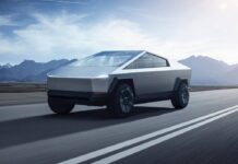 El Cybertruck de Tesla, recibió duras críticas, pero los consumidores la siguen comprando